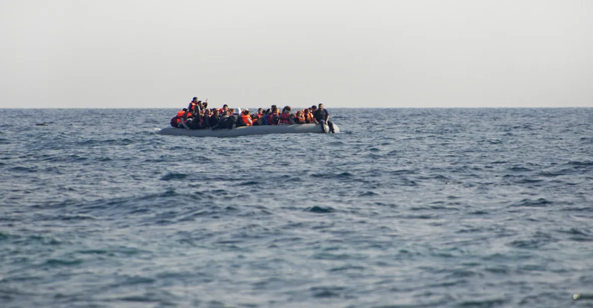 Desítky migrantů zemřely na cestě mezi Calais a Velkou Británií. Převrhl se s nimi člun