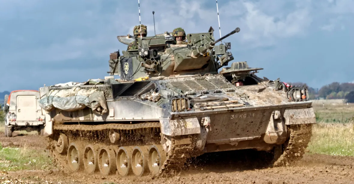 „Radikální“ proměna britského vojenství. Kvůli Rusku posílá tanky zpátky do Německa