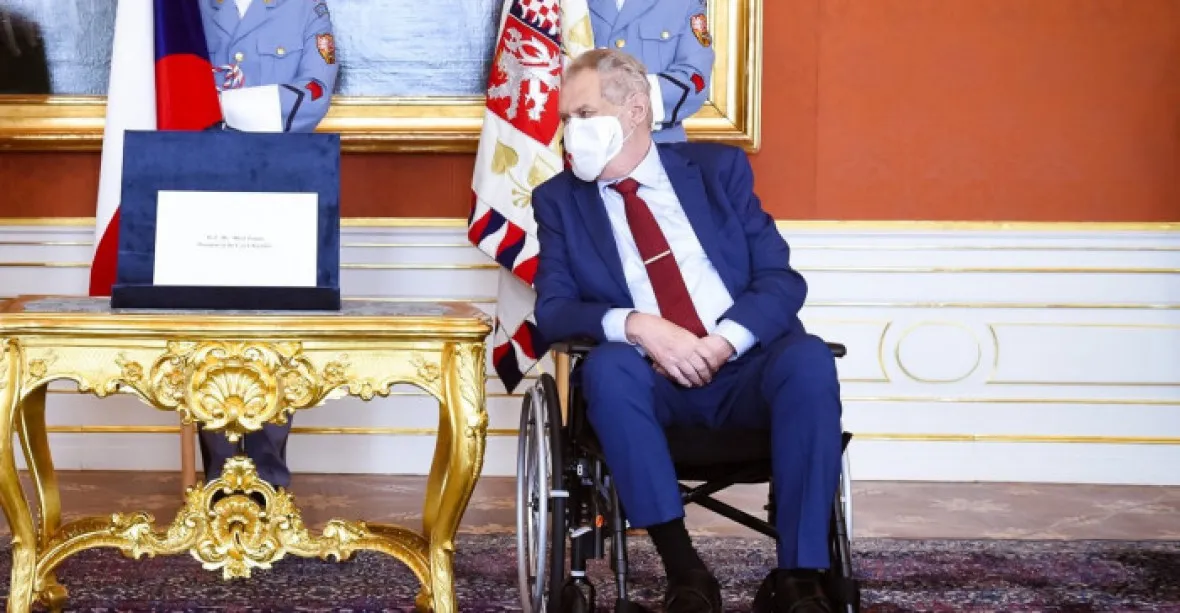 Prezident Miloš Zeman opět opustil nemocnici a míří do Lán, odjel sanitkou
