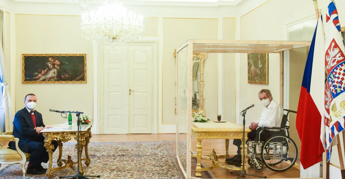 Zeman dostal do vitríny stoleček, pak vyzpovídal dva kandidáty na ministry