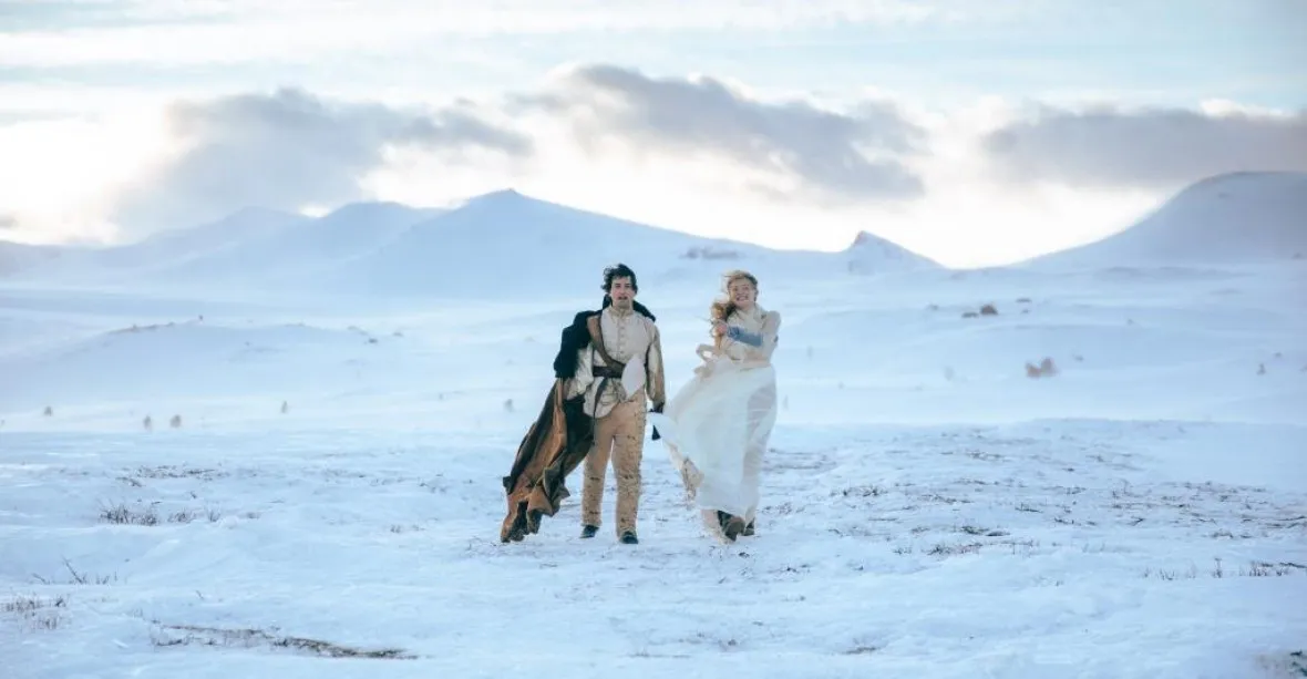 GALERIE: Vánoce s novou Popelkou. Do kin míří norský remake tradiční pohádky