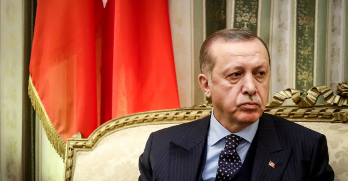 Turecká lira kvůli Erdoganovým slibům znovu padá, centrální banka intervenuje