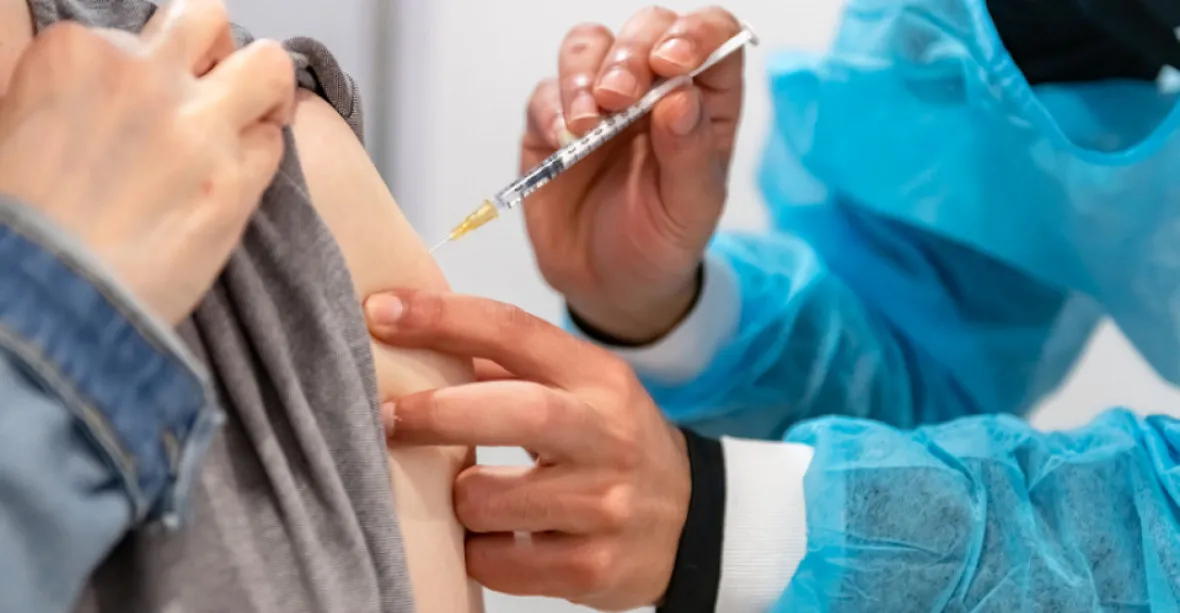 Očkování bez třetí dávky přestane stát po devíti měsících uznávat, oznámil Vojtěch