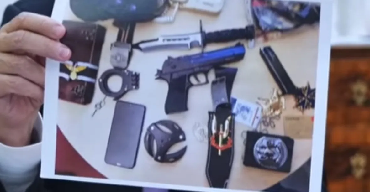 Muž, který přišel na úřad vlády ozbrojený plynovou pistolí a noži, je v Bohnicích