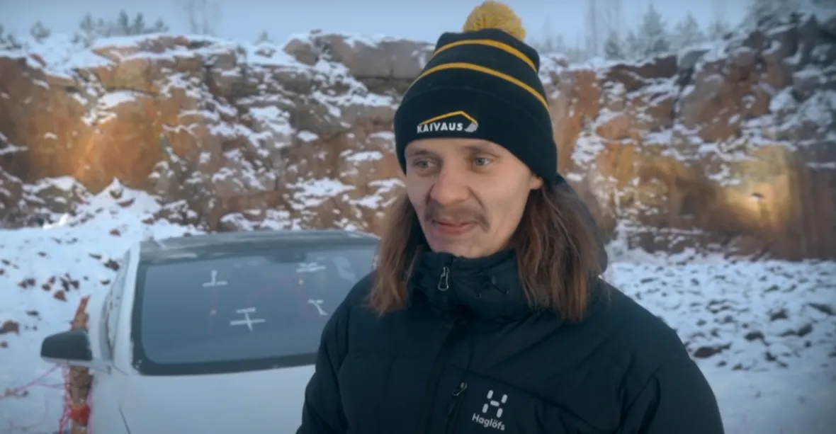 VIDEO: Nechtěl utrácet za baterii v Tesle. Muž z Finska odpálil vůz dynamitem