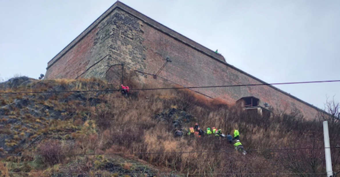 Z Vyšehradských hradeb spadl muž. Záchranné akce dočasně omezily tramvajovou dopravu