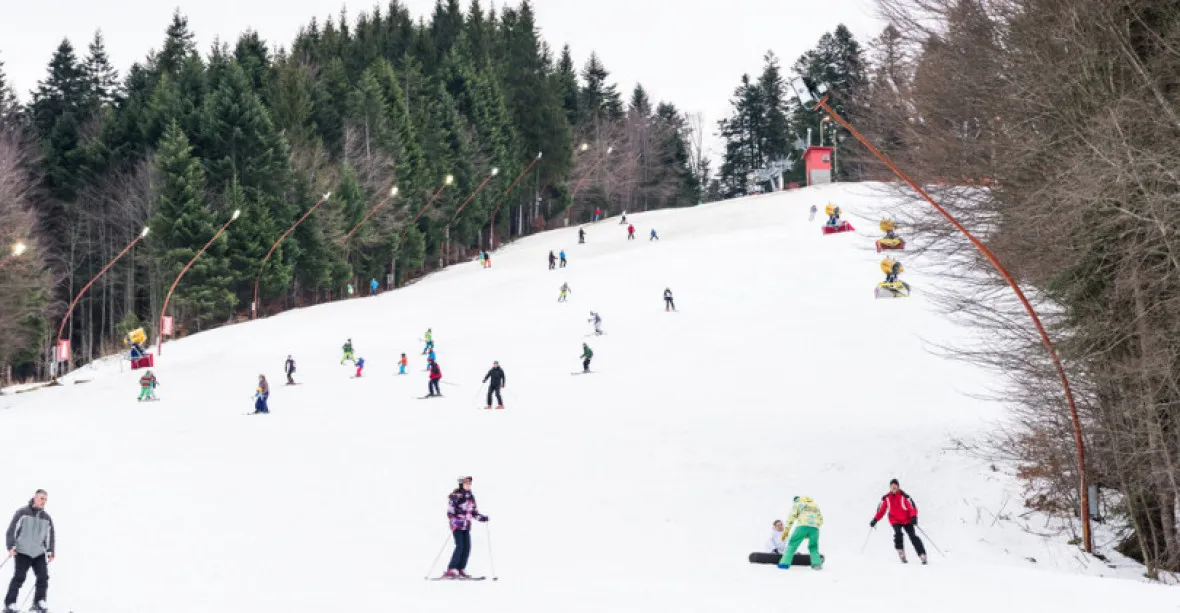Ve skiareálu Luky nad Jihlavou se zasekla lanovka s 28 lyžaři