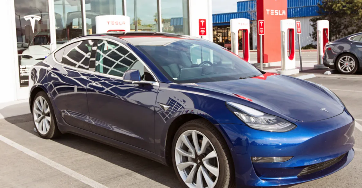 Tesla svolává do servisu téměř půl milionu vozů. Řidiči riskují nehodu