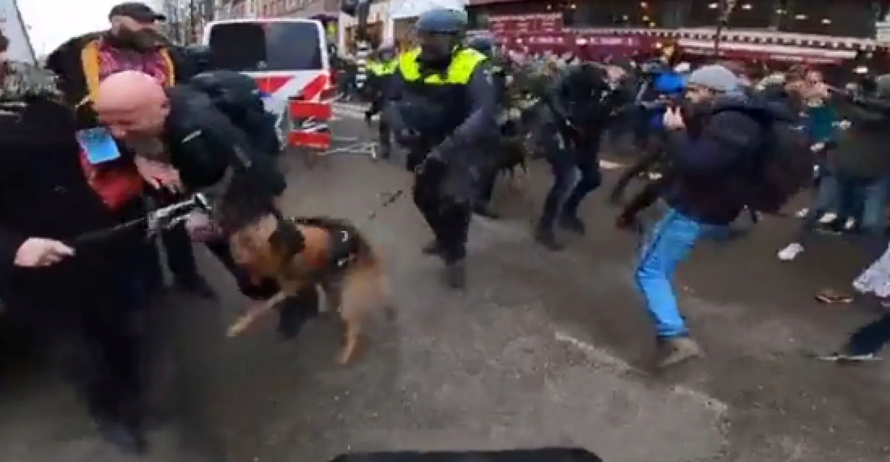 Tvrdý zásah s obušky a psy. 10 000 lidí protestovalo proti opatřením, pak zasáhla policie