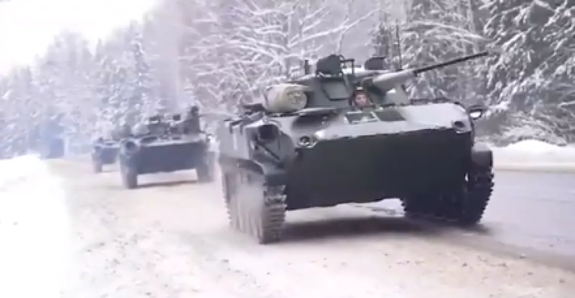 VIDEO: Bratrská pomoc. Moskva poslala do Kazachstánu výsadkáře i obrněné jednotky