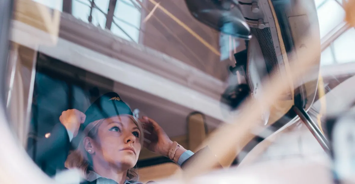 VIDEO: „Tahle služba je vášeň.“ Dopravní podnik nasadil kampaň se sexy tramvajačkou