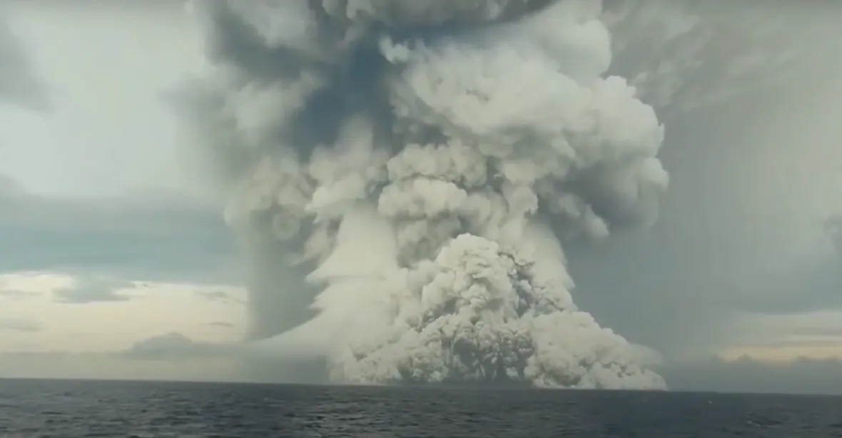 VIDEO: „Prší popel a kamení.“ Výbuch podmořského vulkánu vyvolal tsunami