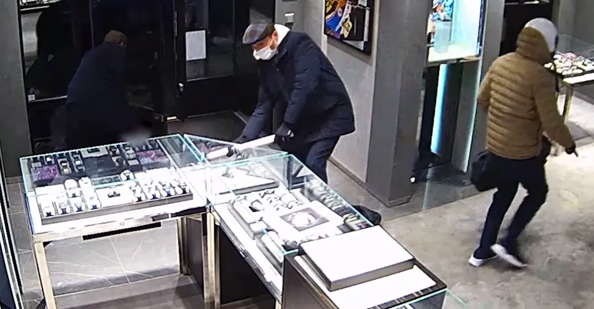 Ozbrojení lupiči s kladivy ukradli v Praze hodinky za miliony. Uprchli na skútru a koloběžce