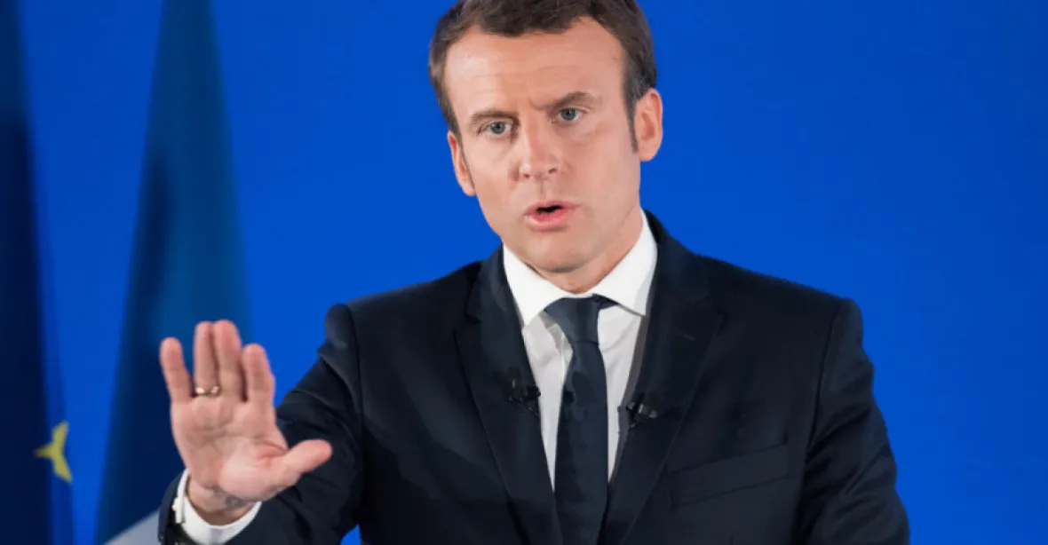 Právo na potrat musí být součástí listiny základních práv EU, řekl Macron v europarlamentu