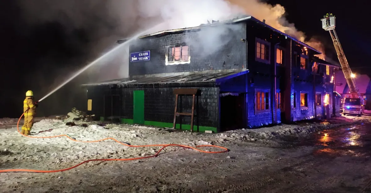 FOTO: Oheň zcela zničil známou chatu Na Tesáku v Hostýnských vrších, zasahovalo 80 hasičů