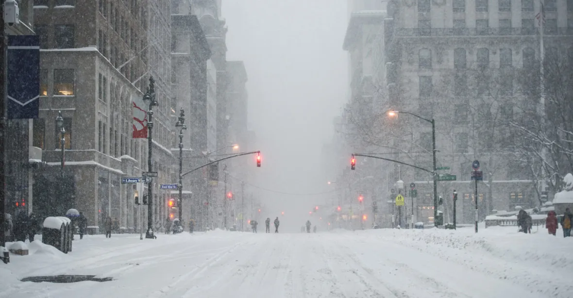VIDEO: Na východní pobřeží USA dorazila silná bouře, přinese až 60 cm sněhu