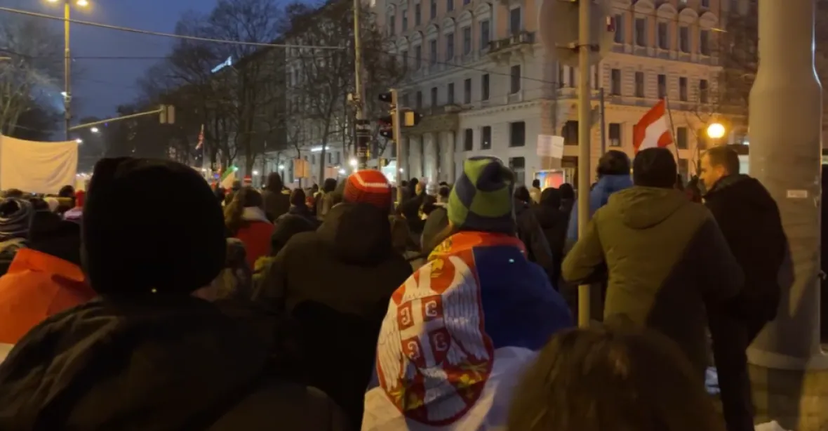 Další protesty ve Vídni proti povinnému očkování. Policie použila pepřové spreje
