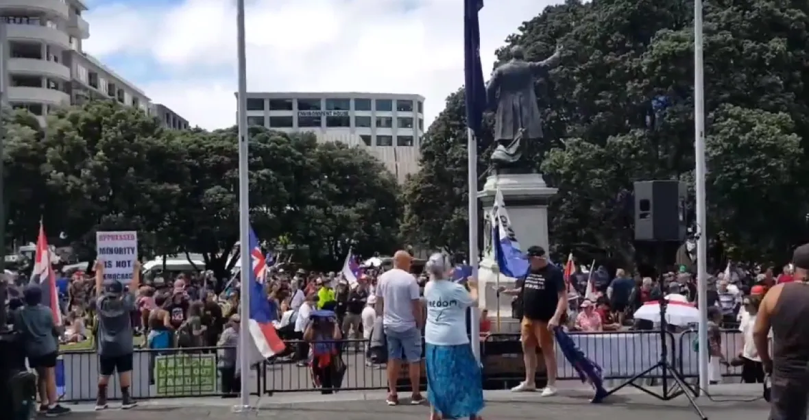 Kamiony obklíčily novozélandský parlament na protest proti covidovým omezením