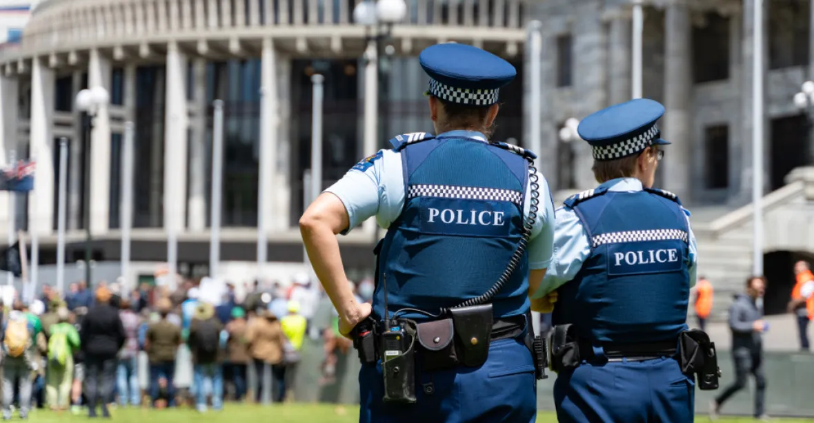 Demonstranti se snažili vniknout do parlamentu. Novozélandská policie tři z nich zadržela