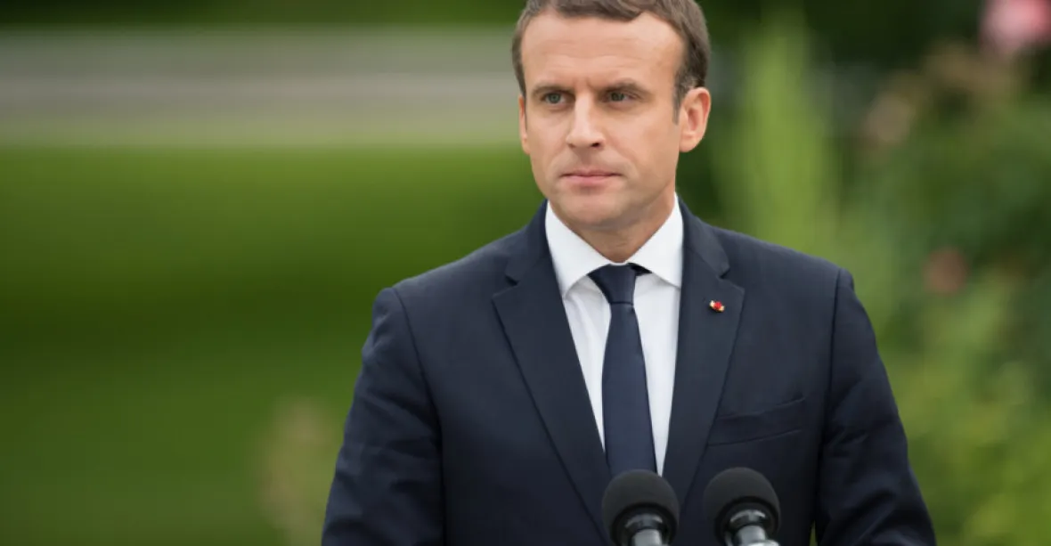 Francouzské volby vyhraje Macron, predikují průzkumy. Le Penová by byla druhá