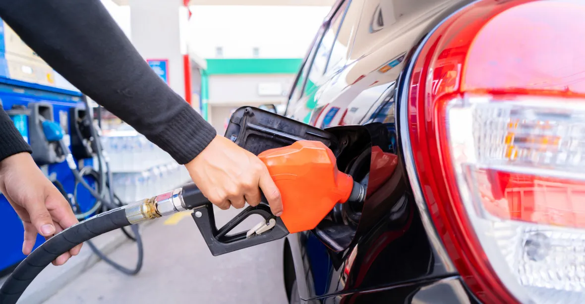 Zdražování benzinu a nafty nebere konce. V Česku jsou už dražší než v Rakousku