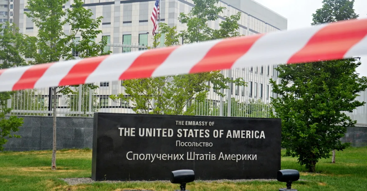 Americká ambasáda se přesouvá z Kyjeva do Lvova. Diplomaté ničí počítače