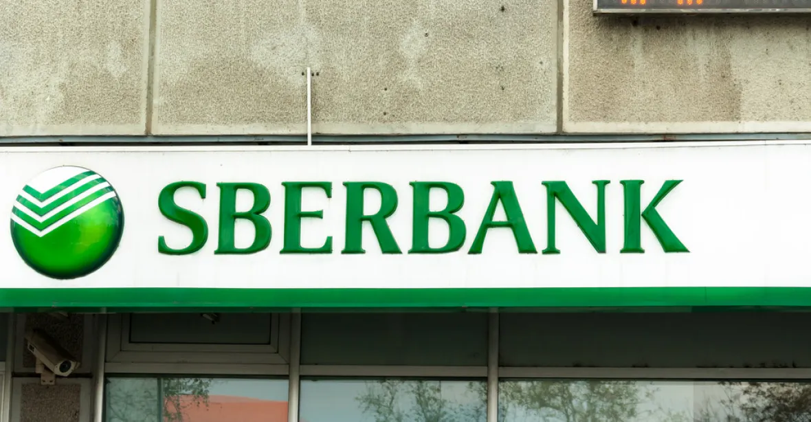 Zablokované miliardy u Sberbank. Ke svým penězům nemohou až stovky obcí
