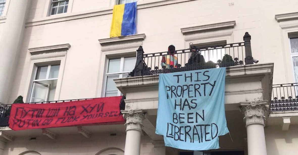VIDEO: Squatteři obsadili londýnské sídlo oligarchy Děripasky. Chtějí z něj uprchlické centrum