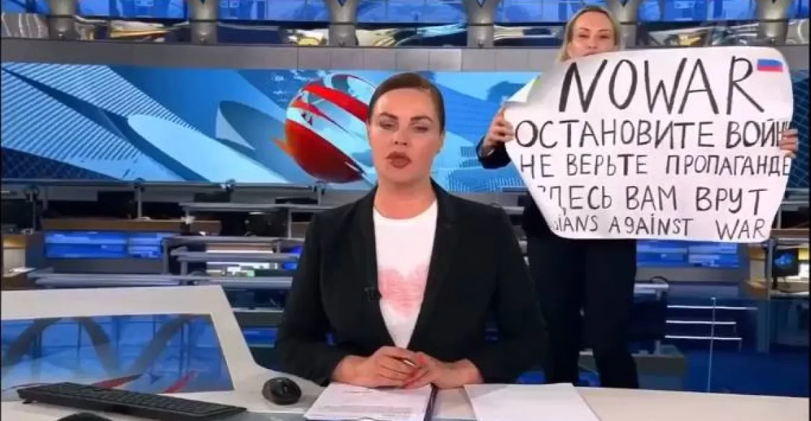 „Nevěřte propagandě, lžou vám!“ Žena narušila vysílání největší ruské televize