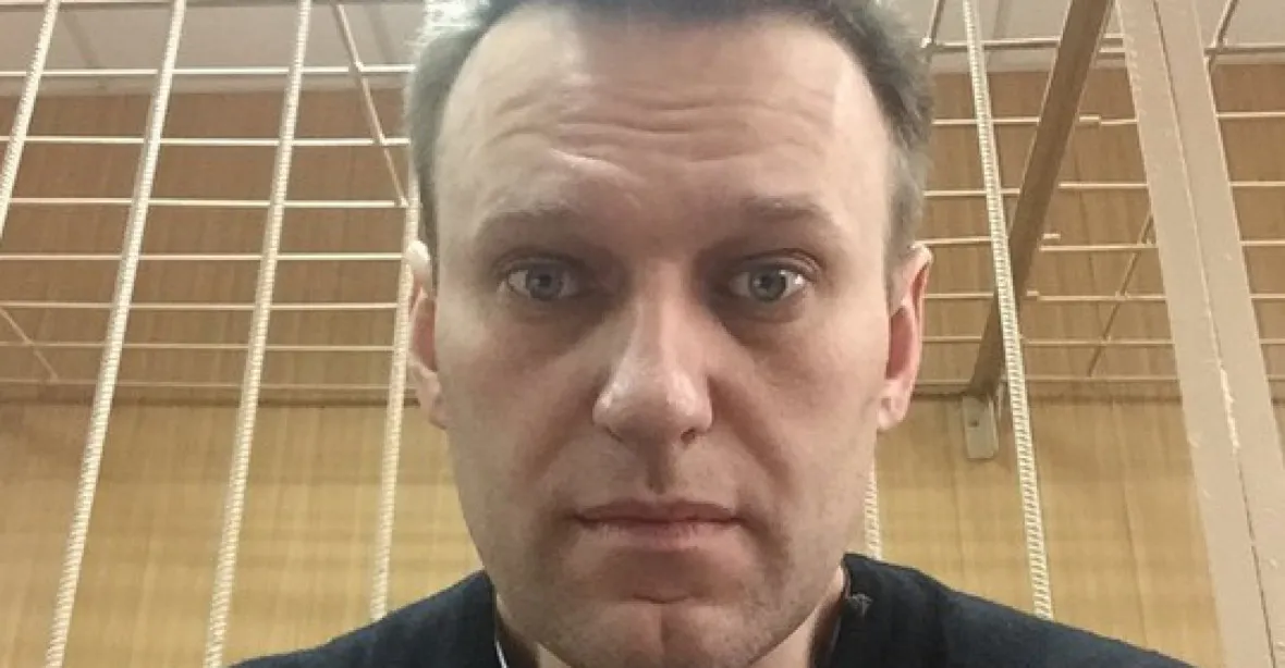 Prokuratura žádá dalších 13 let pro Navalného. Z vězení svolal protesty proti válce