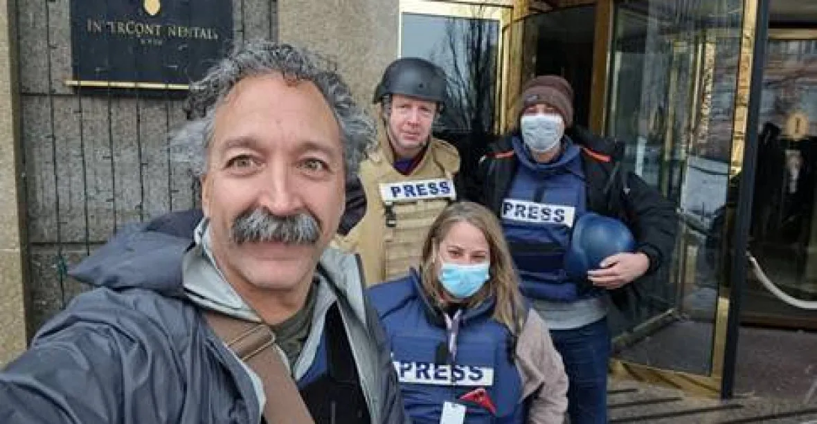 Další zabitý novinář na Ukrajině. Kameraman americké Fox News nepřežil střelbu u Kyjeva