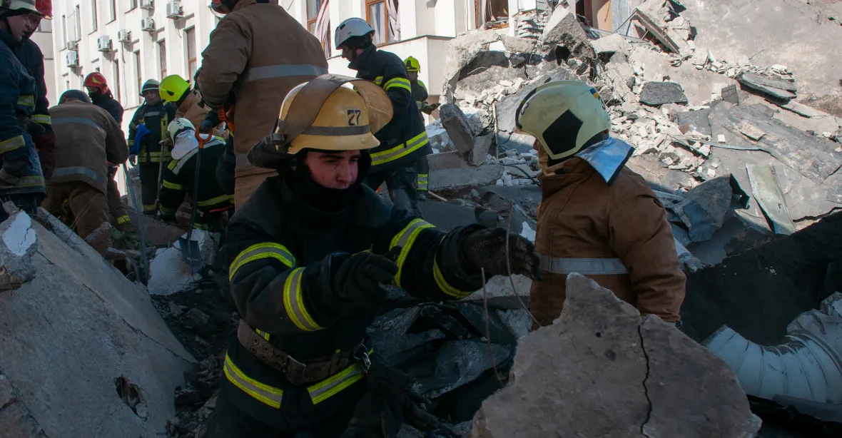 Bomba v Kyjevě zasáhla nákupní centrum. V troskách zemřelo šest lidí
