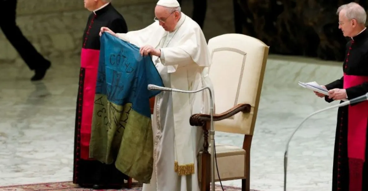 Papež opět vyzval k zastavení masakrů na Ukrajině, rozvinul přitom ukrajinskou vlajku