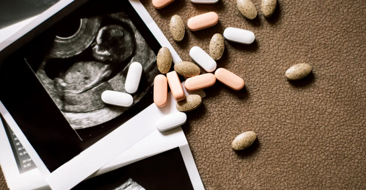 Ukrajina po ruských zvěrstvech shání potratové pilulky. V Česku se na ně skládají lidé