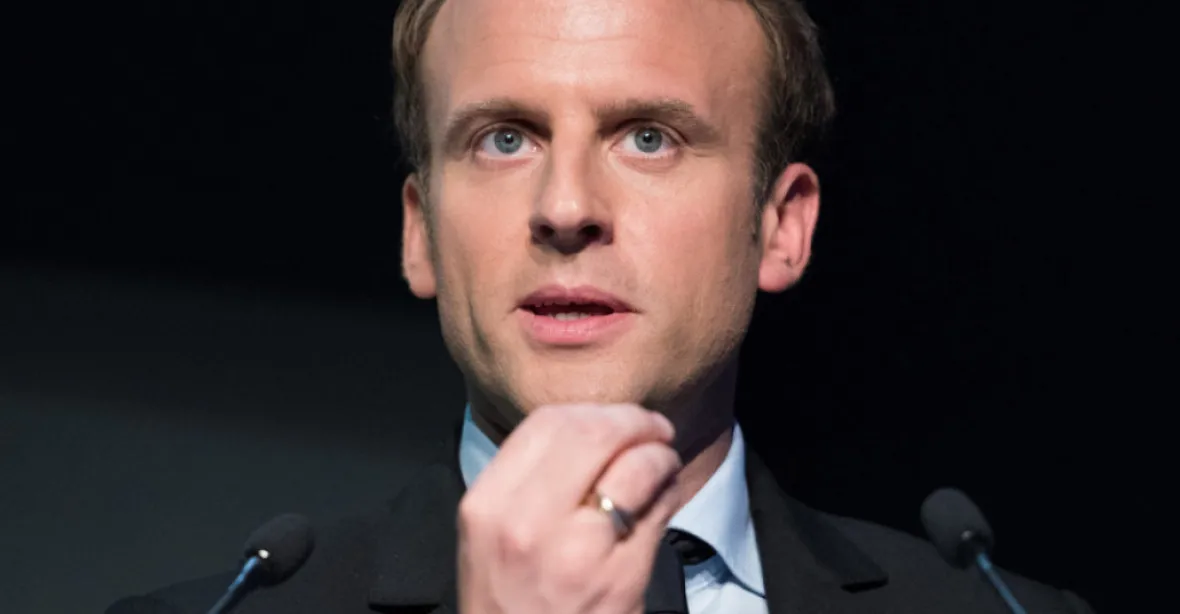Macron bez zájmu Francouzů míří k druhému vítězství