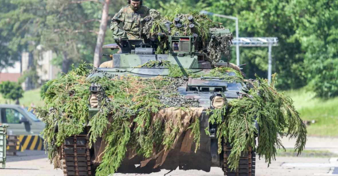 Německé obrněné transportéry pro Ukrajinu brzdí kancléř Scholz. Iniciativu teď přebírají zbrojaři