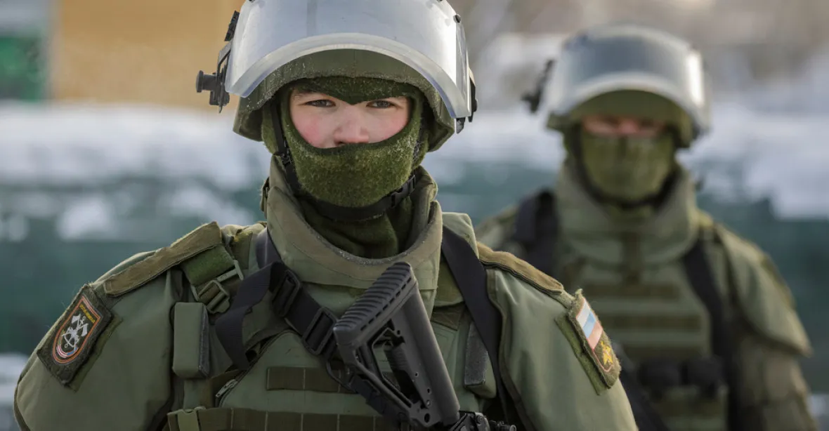 Ruští velitelé údajně popravovali vojáky znásilňující Ukrajinky