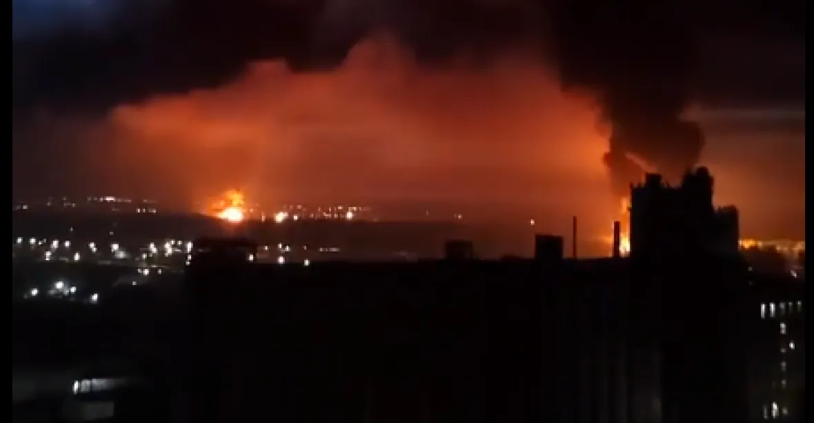 VIDEO: Výbuchy a požár v ropném skladu v ruském městě Brjansk poblíž Ukrajiny
