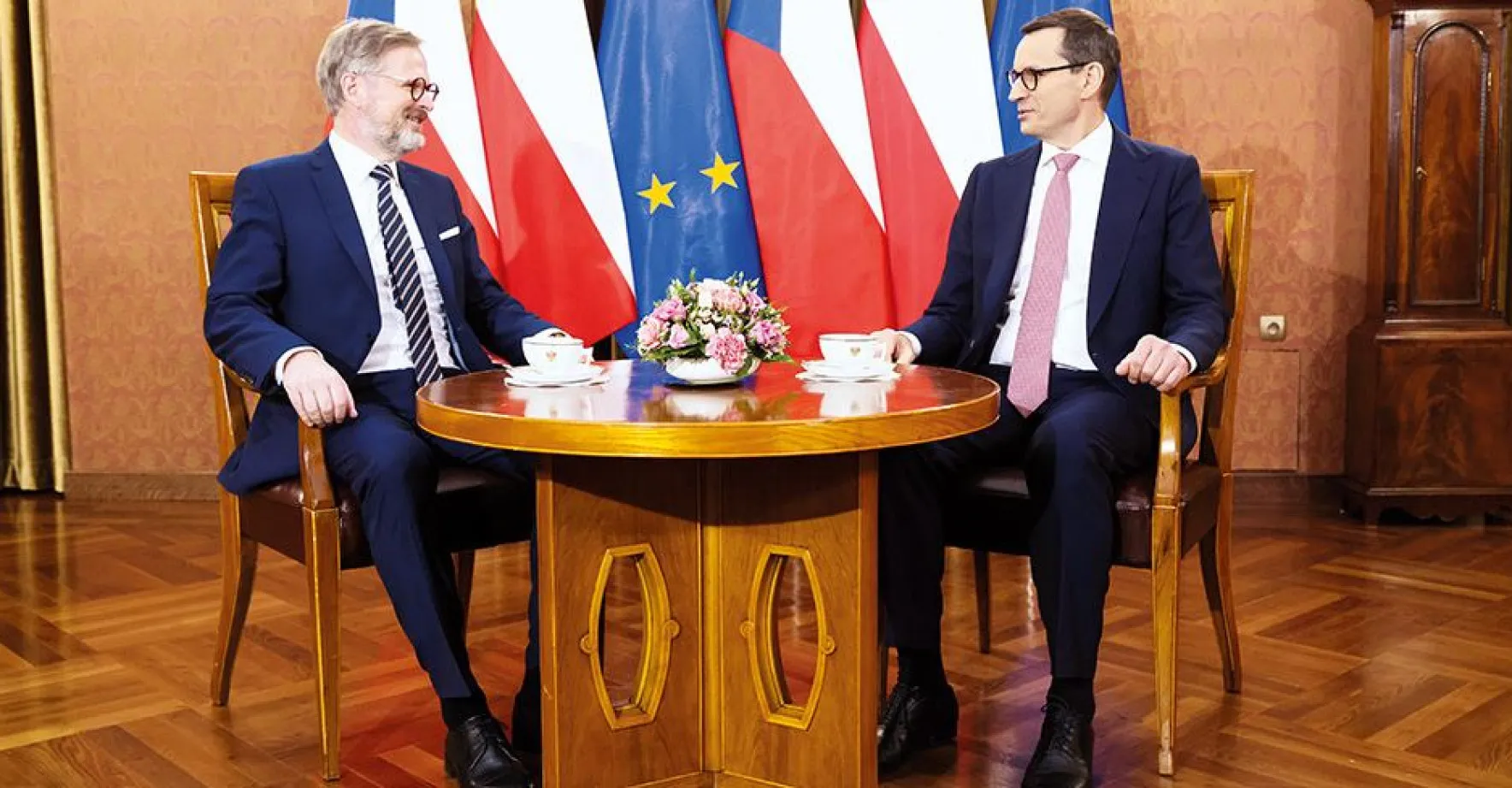 Česko má nové klíčové spojence v krizi: Varšavu a Paříž