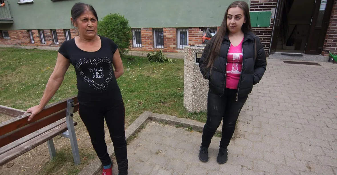 OBRAZEM: Romové z Ukrajiny našli útočiště pod Bezdězem, ostnatý drát jim nevadí