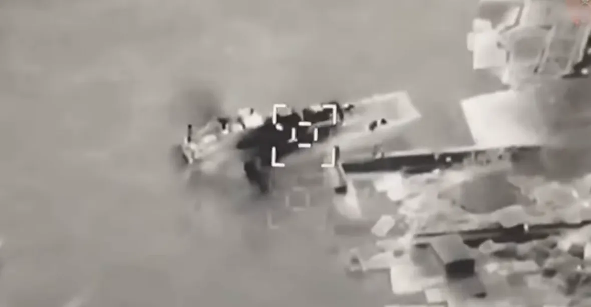 VIDEO: Další ruská výsadková loď potopena, tvrdí ukrajinská armáda