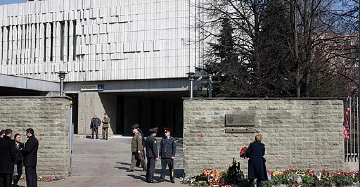 Rudá barva v „nediplomacii“. Tři muži postříkali vchod polské ambasády v Moskvě