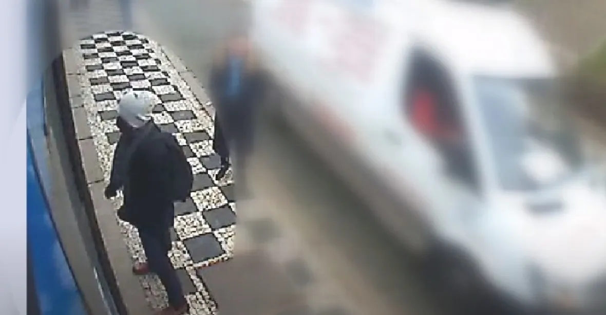 VIDEO: Útočník přepadl v Praze ženu a chtěl jí vzít kabelku, ubránila se