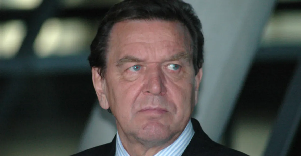 Bývalý kancléř Schröder má přijít o finanční výhody. Nechce se zříct podpory Ruska