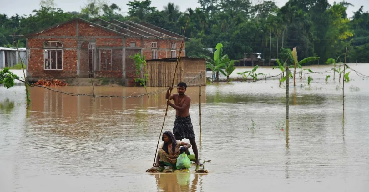 VIDEO: Déšť prokletím i požehnáním. Bangladéš a Indii zasáhla vedra a historické povodně