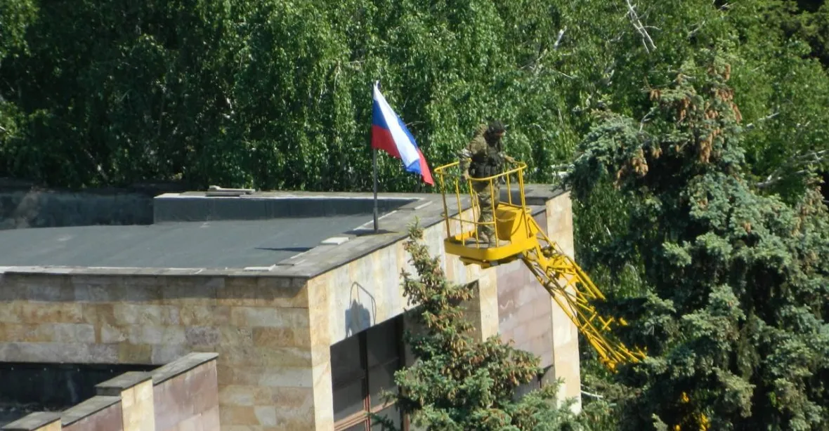 Ruské kleště na Donbase se svírají. Ukrajinci opustili město Svitlodarsk v Doněcké oblasti