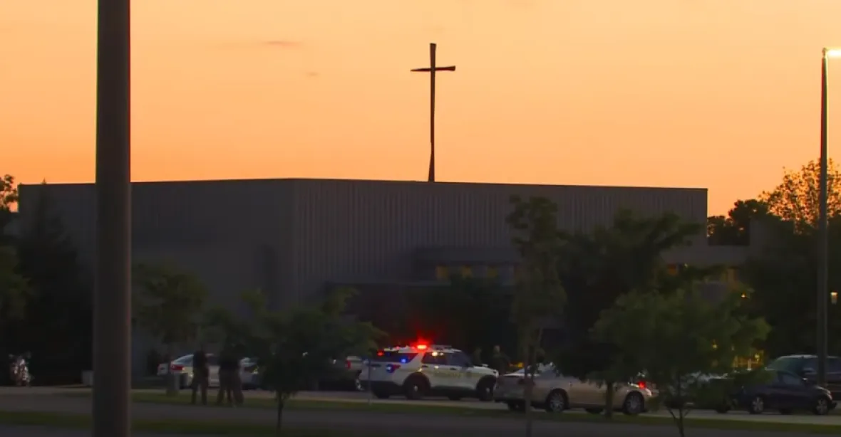 Střelba před kostelem v Iowě, zemřeli tři lidé včetně střelce
