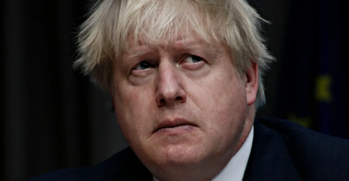 Boris Johnson bojuje o křeslo. Konzervativní poslanci budou dnes hlasovat o jeho odvolání