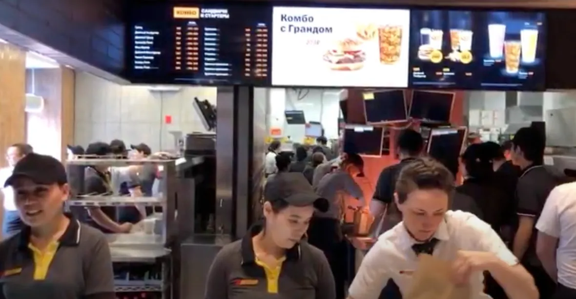 Velká událost pro Rusy: V Moskvě otevřeli „Chutně a tečka“, náhražku řetězce McDonald’s
