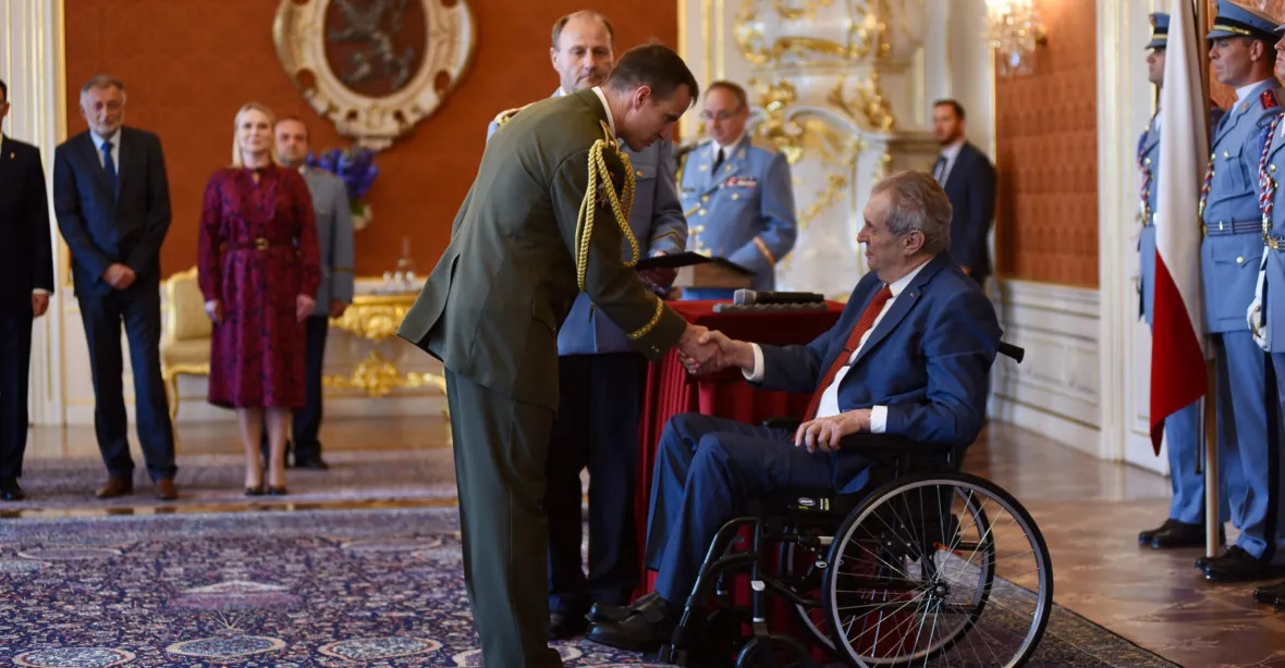 Prezident Zeman jmenoval náčelníkem generálního štábu veterána z Afghánistánu